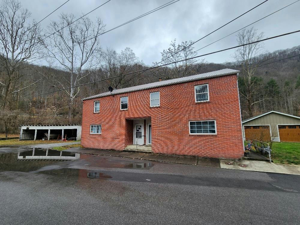 703 MAPLE AVE, MULLENS, WV 25882, photo 1 of 28
